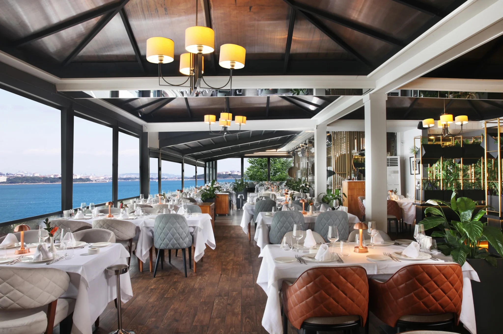 Delmare-Restaurant-Interior-03-Alturk