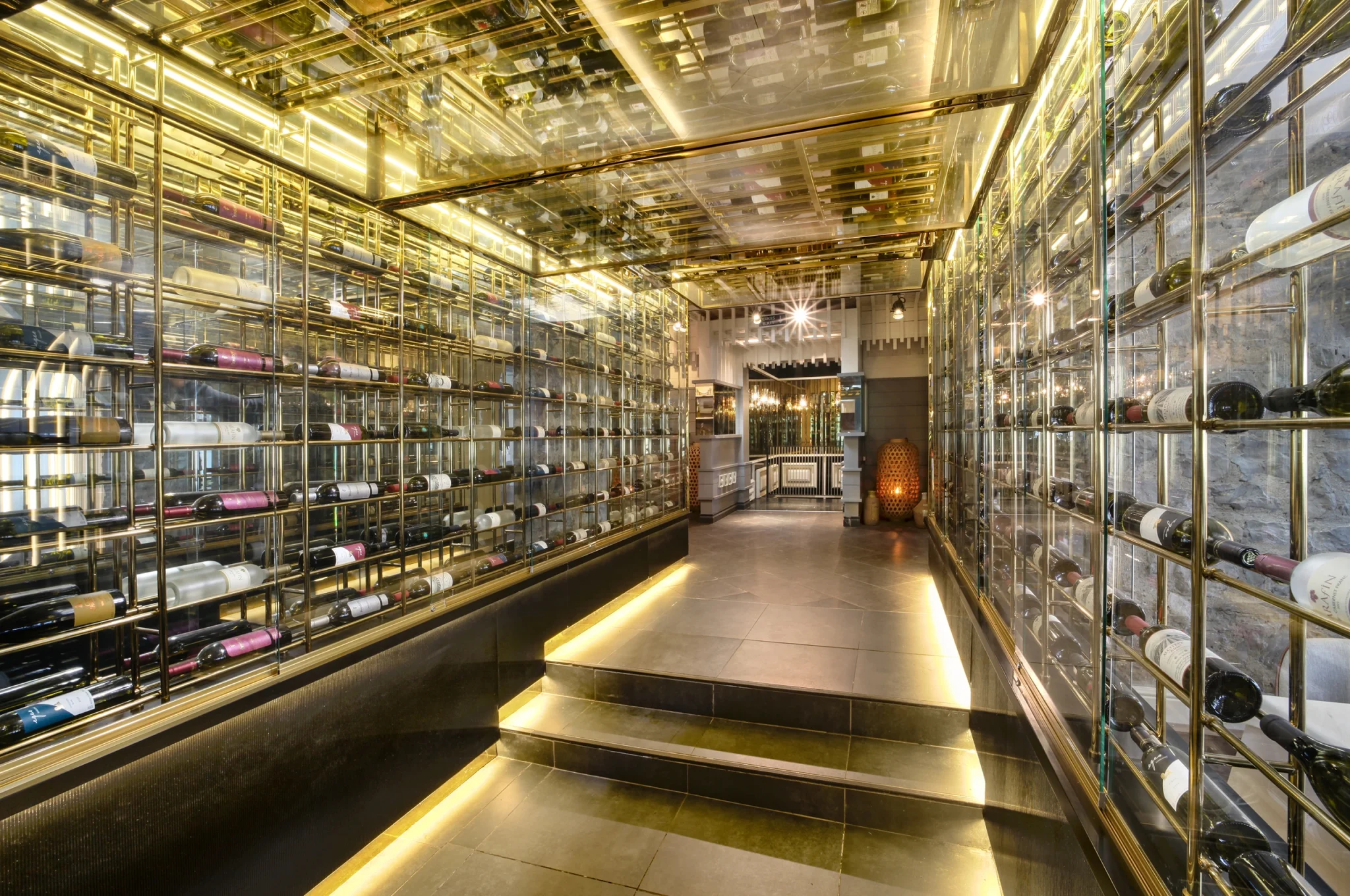 Delmare-Restaurant-Wine-Cabinet-02-Alturk