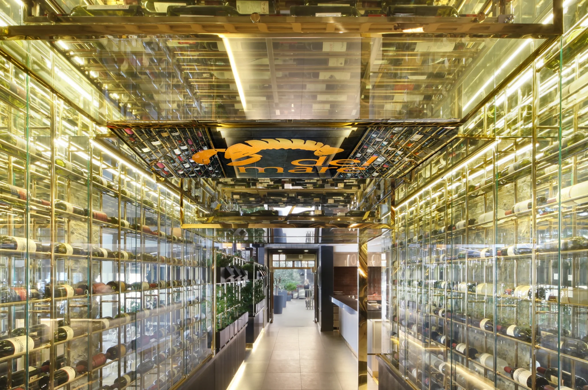 Delmare-Restaurant-Wine-Cabinet-03-Alturk